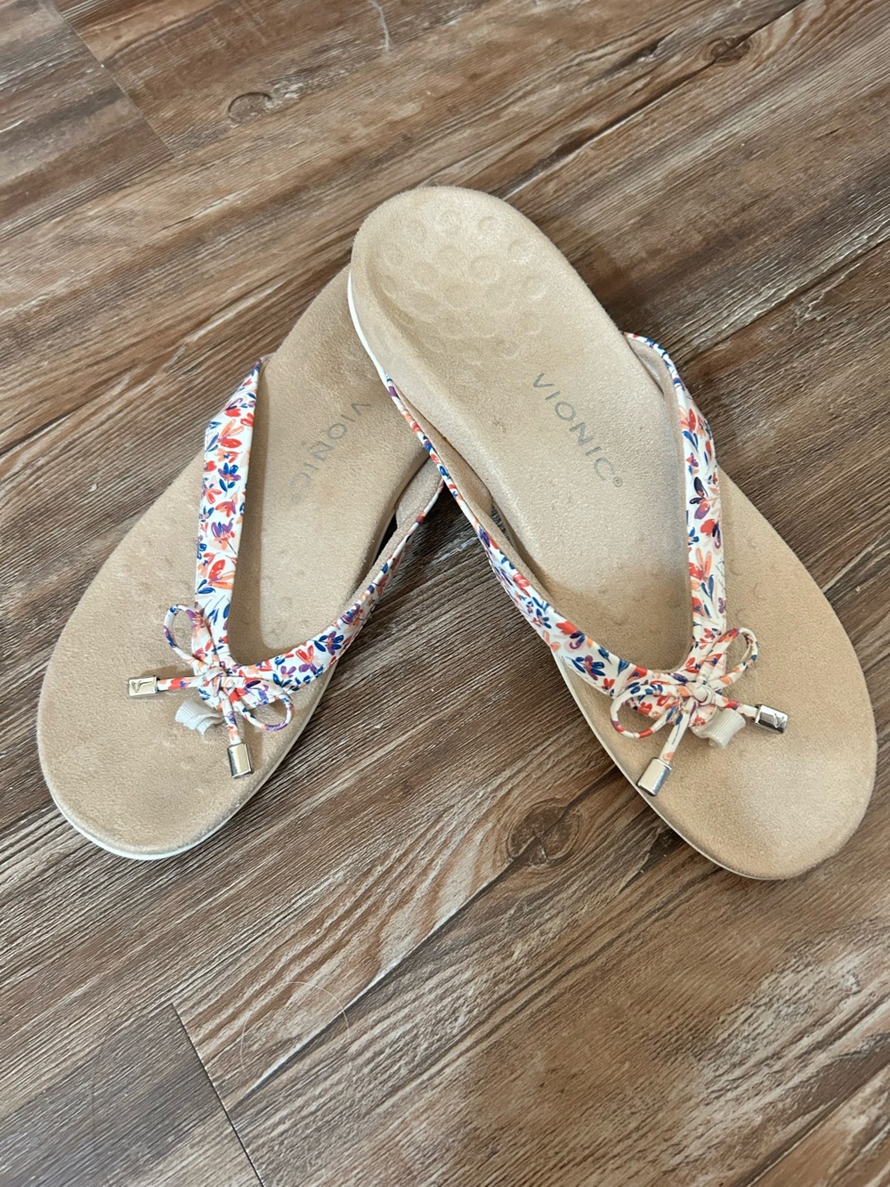 Vionic Floral Bow Thong Sandals in Beige size 10
